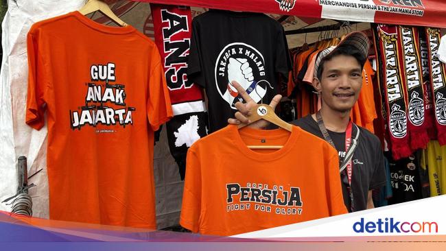 Kisah Pedagang Atribut Persija Rintis Bisnis Sejak SMP