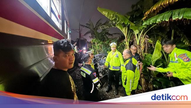 Selip saat Melintas Rel, Mobil Tertemper KRL di Bogor hingga Terseret