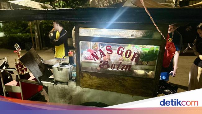Mantul! Cicip Nasi Goreng Tektek Bang Boim yang Perlu Antre 1,5 Jam