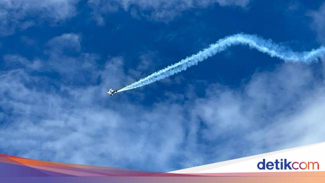 'Tarian' Pesawat Terbang di Langit Pangandaran