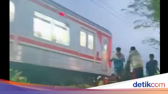 KAI Ungkap Kronologi KRL Tabrak Mobil di Bogor