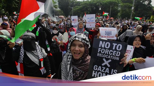 Massa Gelar Aksi Stop Genosida Palestina di depan Kedubes AS Jakarta
