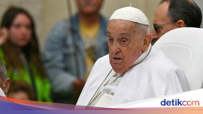 Yang Tak Terlupakan dari Paus, Cium Kaki Tahanan-Ucapannya Soal Gay