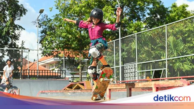 Hari Kartini, Cewek-cewek Main Skate Pakai Kebaya di Bali