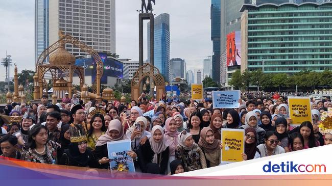 Rayakan Hari Kartini, Warga Ramai-ramai Berkebaya di CFD Bundaran HI