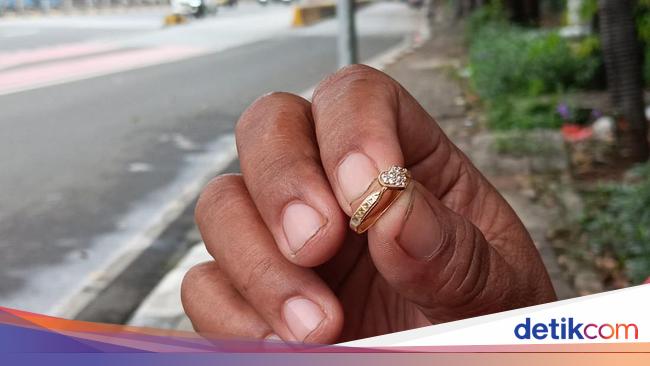 Bisa Tanpa Surat, Pedagang Emas Emperan Terima Perhiasan Rusak