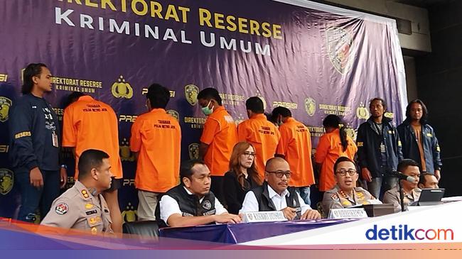 Anggota Ormas Depok Pecahkan Kaca Mobil-Tarik Paksa Briptu Z dari Jendela