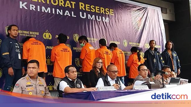Mobil Polisi Dihalangi Motor Jatuh dan Portal Sebelum Dibakar di Depok