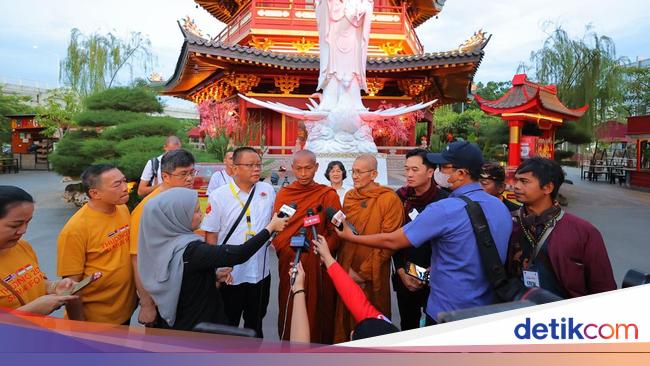 Nono Sampono Apresiasi 38 Bhikkhu Thudong Sempatkan Doa Bersama di PIK