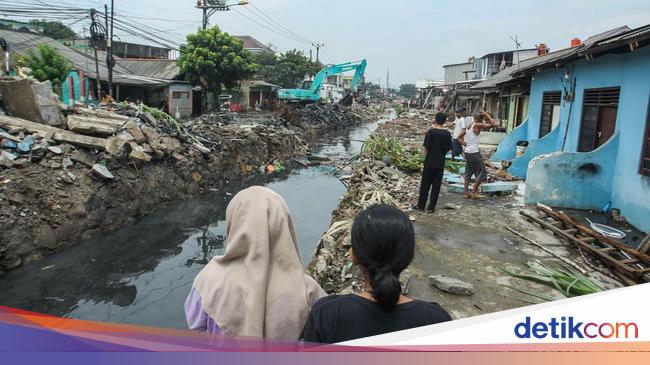 Ratusan Bangunan Liar Sekitar Kali Baru Tambun Dibongkar