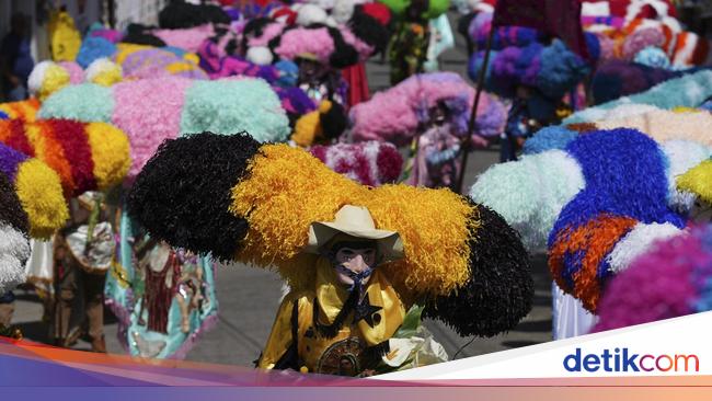 Rayakan Paskah, Warga Meksiko Pakai Topi Bak Ulat Bulu