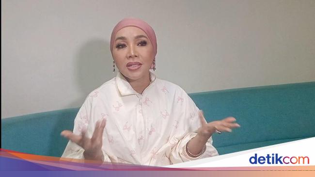 Kata Dewi Gita Disebut Jilat Ludah Sendiri Akhirnya Operasi Bawah Mata