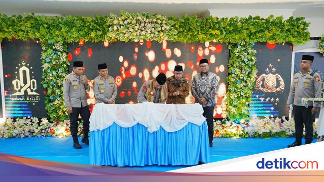 Kapolri Resmikan Pondok, Silaturahmi dengan Kiai dan Sesepuh Buntet Pesantren