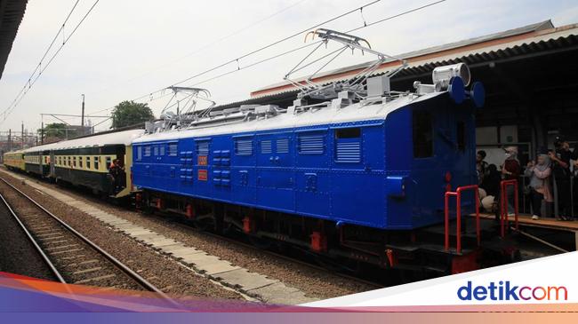 Parade Kereta Ramaikan Satu Abad KRL Beroperasi