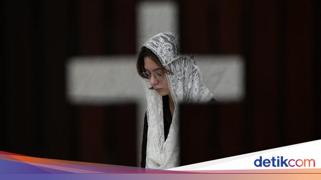 Umat Katolik di Dunia Meratapi Kepergian Paus Fransiskus
