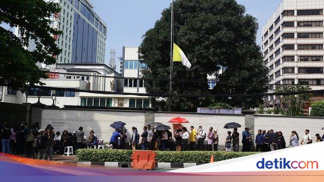 Warga Jakarta Antre Doakan Paus Fransiskus di Kedubes Vatikan
