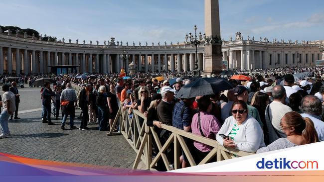 Antrean Peziarah Memberikan Penghormatan Terakhir Kepada Paus Fransiskus