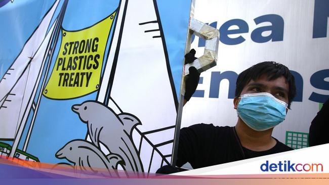 Kampanye Melawan Ancaman Plastik di Depan Kedubes Korsel