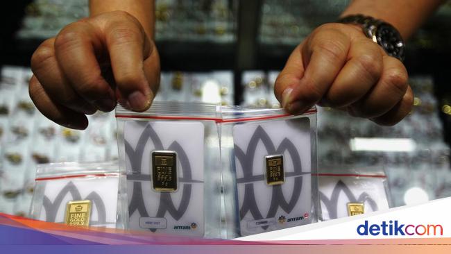 Harga Emas Antam Turun Drastis!