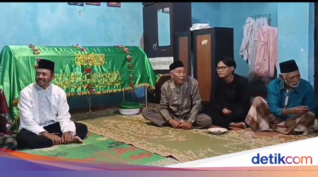 Duka Para Pendaki Mengantar Kepergian Mbok Yem untuk yang Terakhir Kali