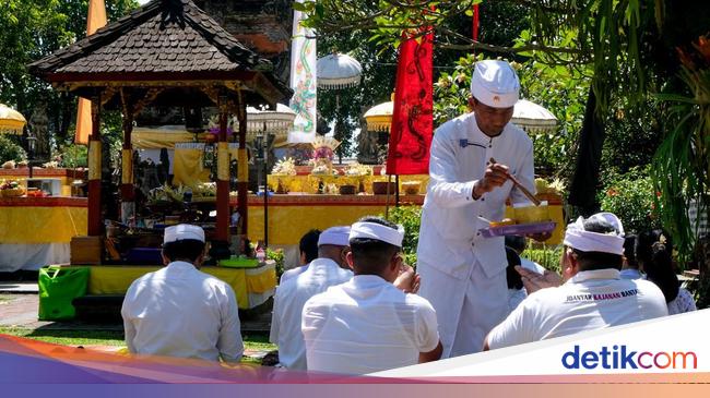 Suasana Khidmat Galungan di Pura Amerta Jati Depok