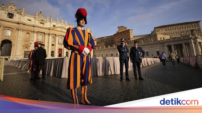 Pengawal Swiss Siap Sambut Kedatangan Jenazah Paus Fransiskus di Vatikan