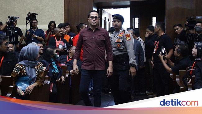 2 Kali Bertemu Harun Masiku, Donny Tri Istiqomah Ngaku Diberi Duit Rp 100 Juta