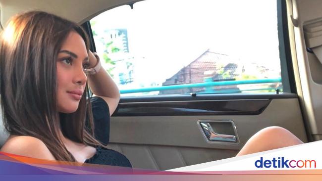 Profil Erika Carlina: Dari Queen of Party ke Calon Ibu