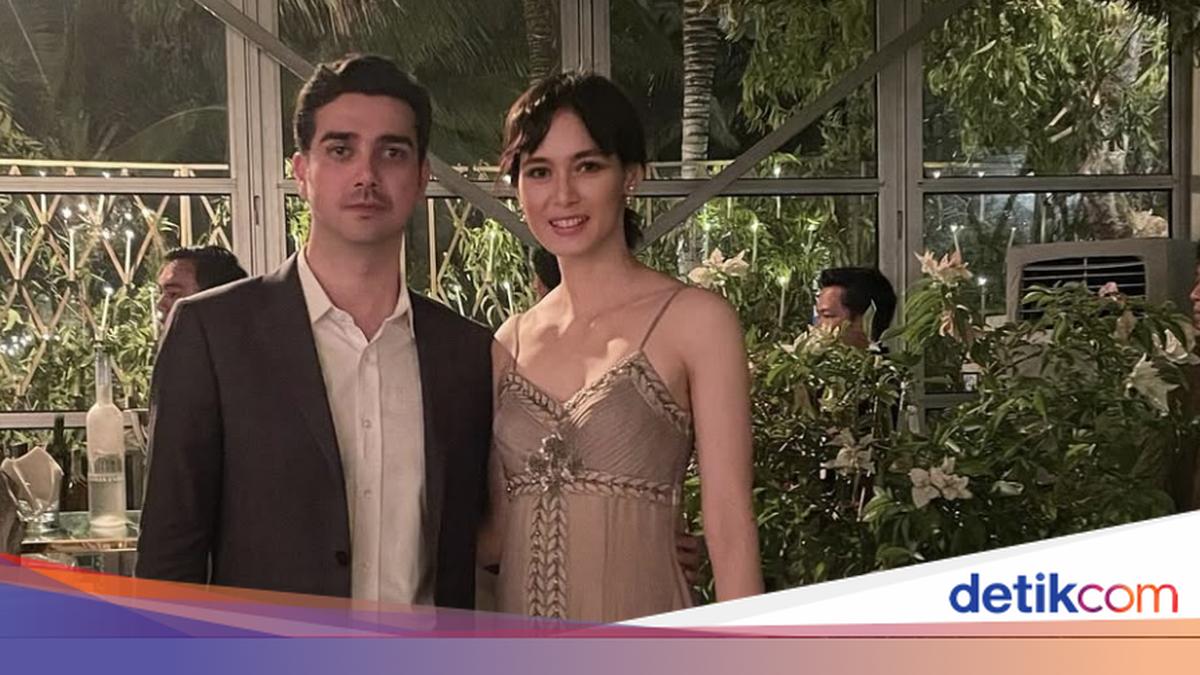 Fotosuratlarda yalangoch osilgan kokraklar