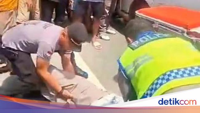 Momen Menyentuh Kapolsek di Medan Lepas Seragam Tutupi Korban Tewas Kecelakaan