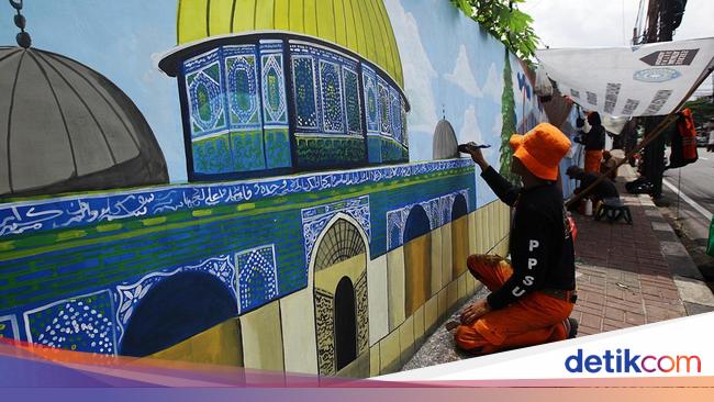 Pembuatan Mural Bikin Segar Sudut Kota Jakarta