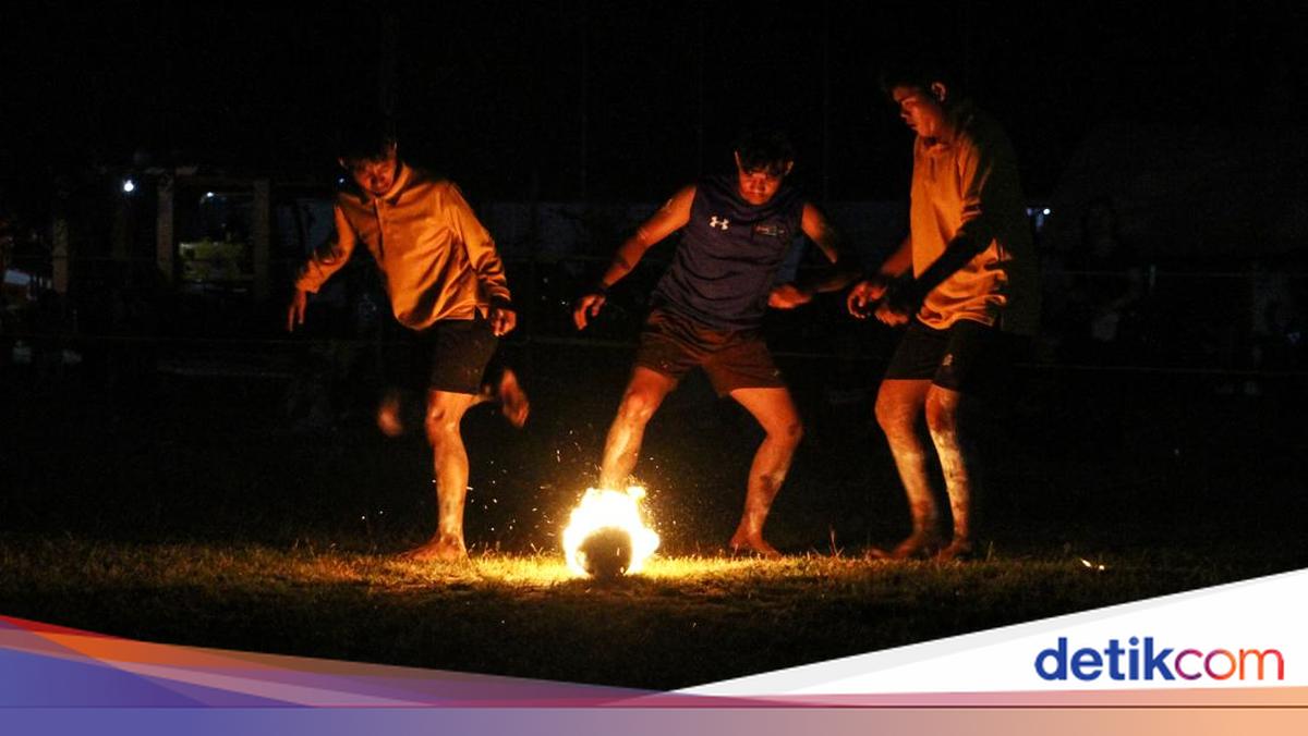 Aneka Permainan Tradisional Suku Dayak: Sepak Bola Api-Menyumpit