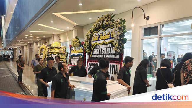 Jenazah Ricky Siahaan Tiba di Jakarta, Ini Potret Suasana Rumah Duka