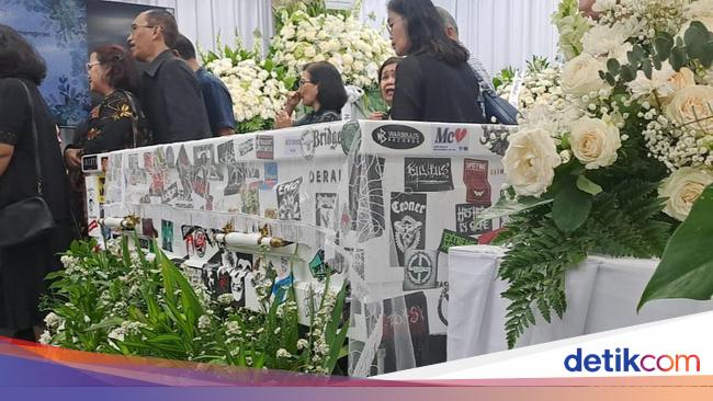 Inilah Penampakan Peti Jenazah Ricky Seringai Dipenuhi Stiker Band