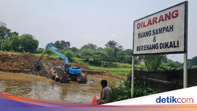 Cegah Pendangkalan, Petugas Bersihkan Kali Ciliwung