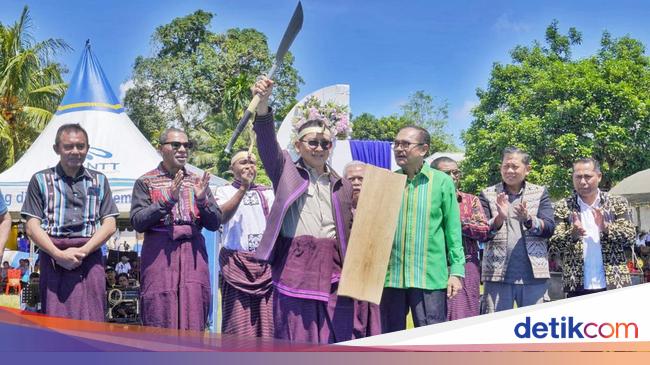 Fadli Zon Dinobatkan Jadi Bagian Keluarga Lamaholot di Flores Timur