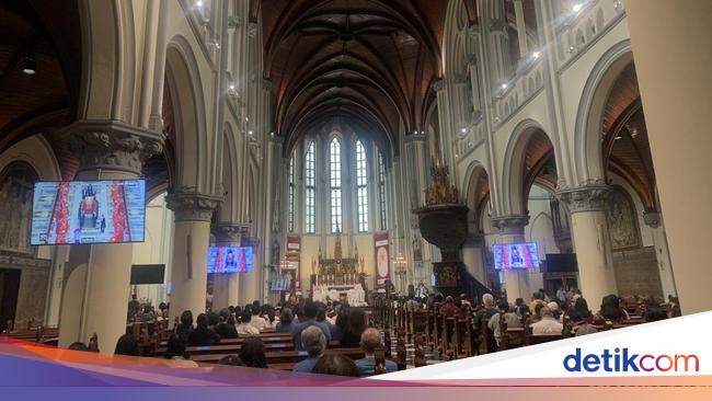 Bunyi Lonceng Gereja-gereja di Jakarta Saat Pemakaman Paus Fransiskus