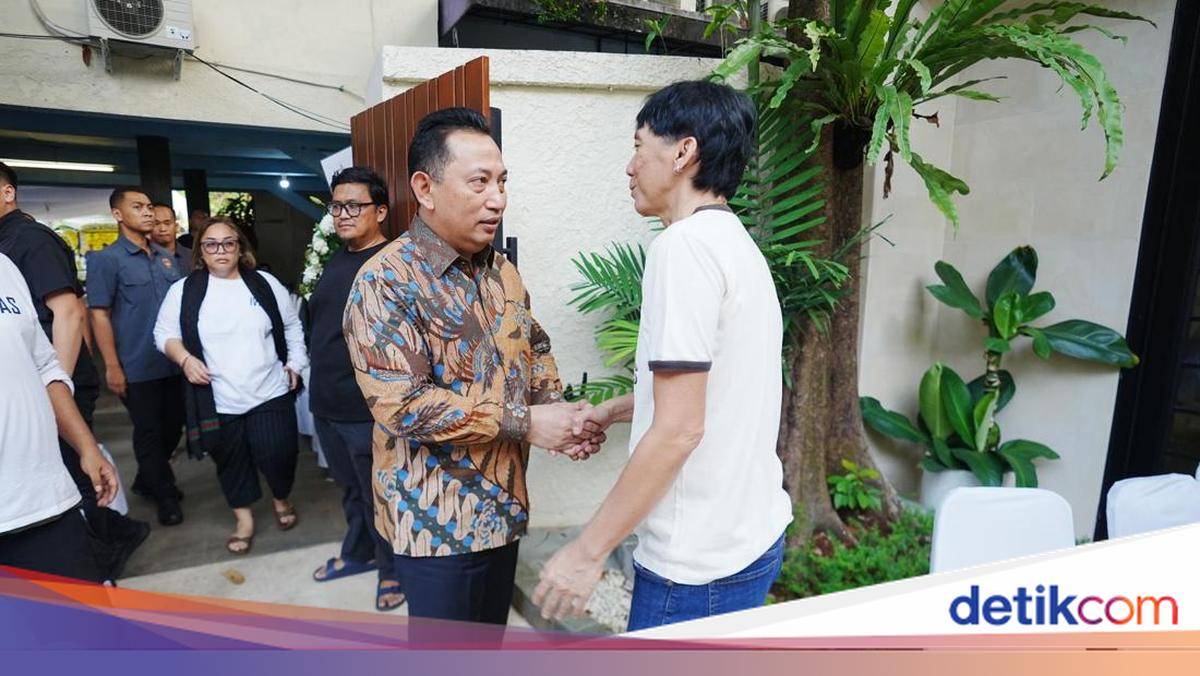 Api Iffet Kapolri Melayat ke Rumah Duka Bunda Iffet, Sampaikan Dukacita Mendalam