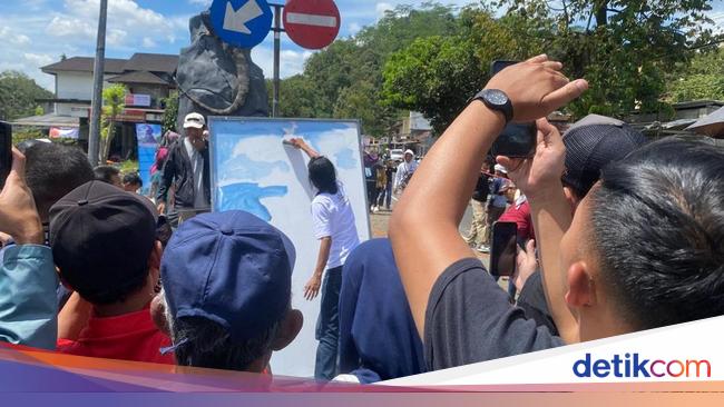 Seniman Pembuat Patung Biawak Mirip Aslinya Ternyata Jago Melukis