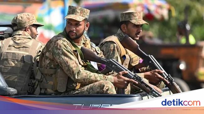 Pakistan Tembak Jatuh Drone Mata-mata India di Kashmir
