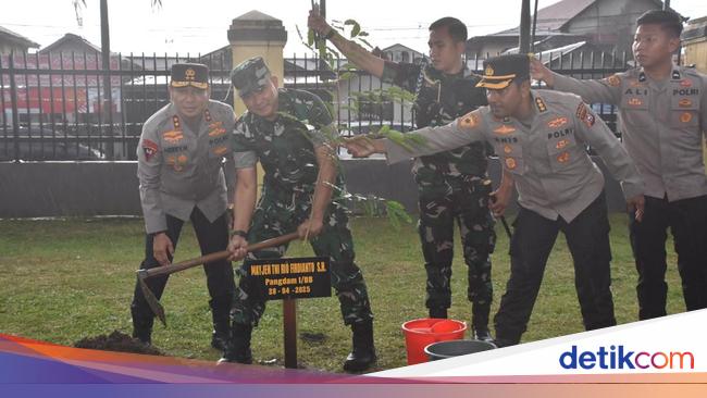 Hujan-hujanan, Kapolda Riau dan Pangdam Bukit Barisan Tanam Pohon