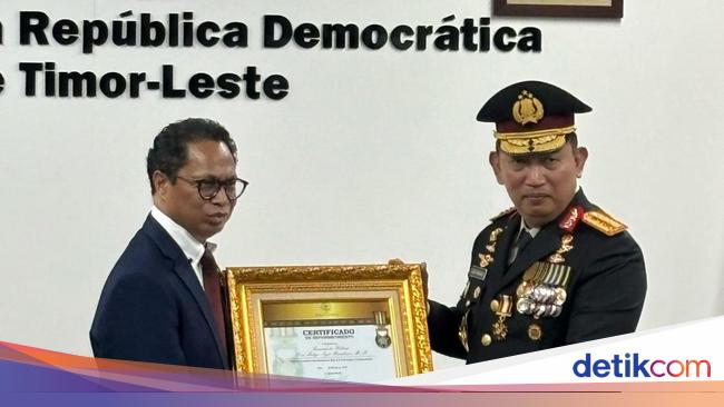 Kapolri Dianugerahi Penghargaan Tertinggi dari Pemerintah Timor Leste