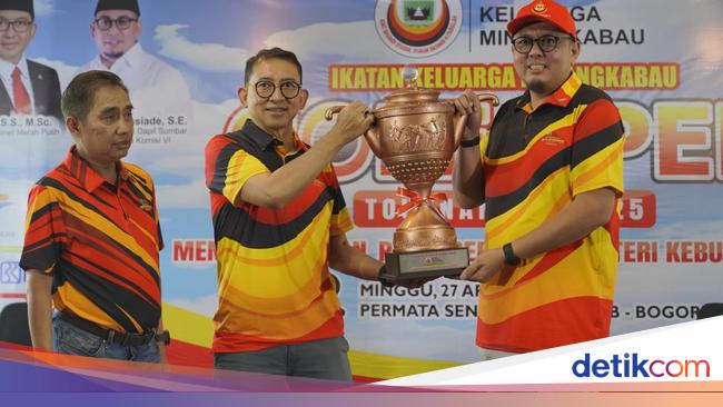Fadli Zon Serahkan Piala Bergilir Menbud, Dorong Sinergi Olahraga-Budaya