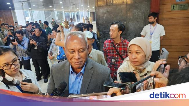 Komarudin PDIP soal Usulan Ganti Wapres Gibran: Presiden Harus Tanggapi