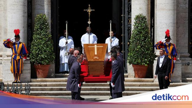 Melihat Lagi Detik-detik Pemakaman Paus Fransiskus