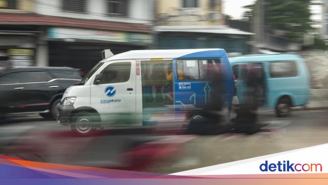 Kronologi 4 Motor Ditabrak Angkot di Jakbar Sebabkan 8 Orang Luka
