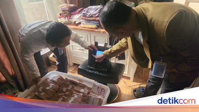 Boks-boks Kontainer Isi Gepokan Duit Makelar Zarof Bikin Geger