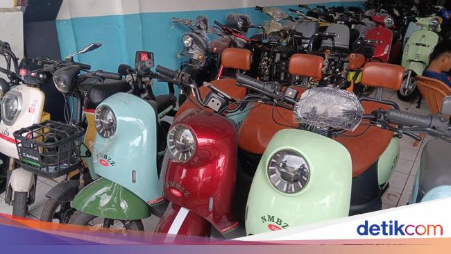 Sepi Peminat, Motor Listrik Cuma Jadi 'Pajangan' Dealer