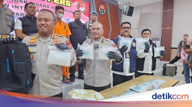 Polda Riau Tangkap Kurir Sabu Rp 12,8 M Jaringan Narkoba Internasional