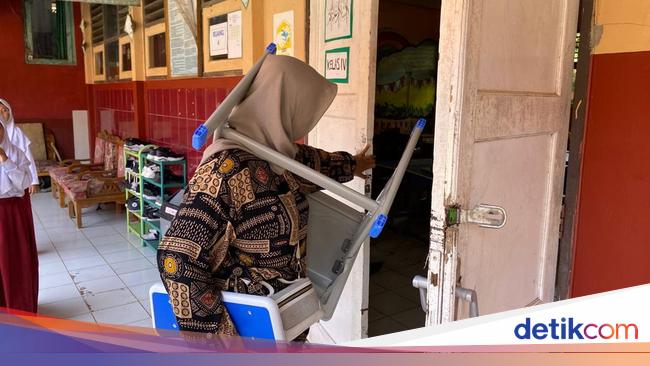 Heboh Ortu Siswi SD di Lebak Gotong-gotong Pengganti Kursi Rusak